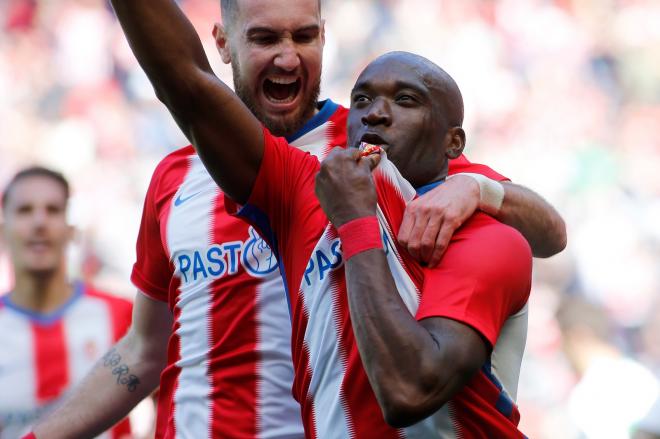 Babin celebra un gol con el Sporting besándose el escudo (Foto: Luis Manso).