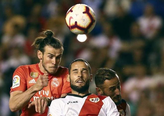 Bale pugna por un balón aéreo con Mario Suárez.