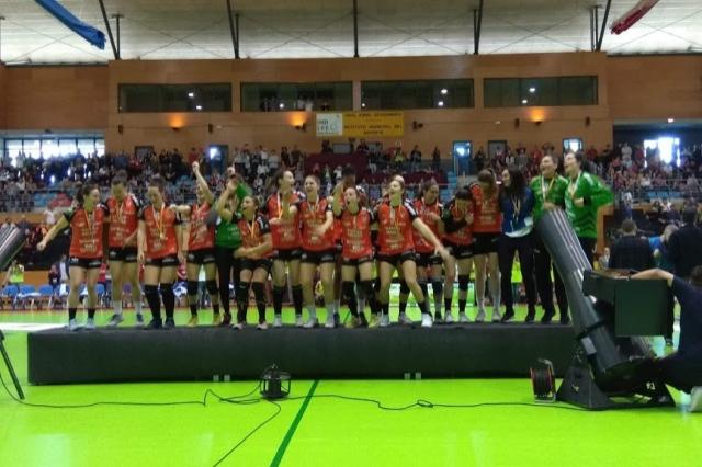 La jugadoras del Bera Bera celebran su título en Lasesarre (Foto: EDB).