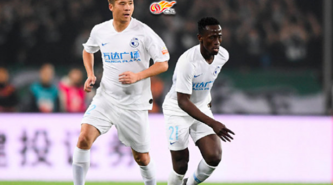 Emmanuel Boateng tras su primer gol con el Dalian Yifang.