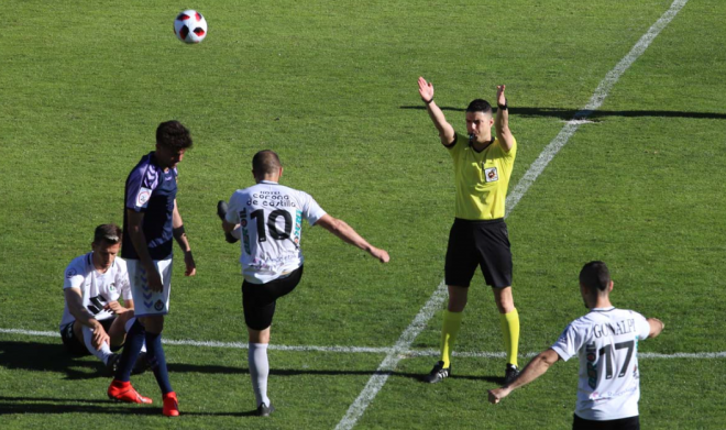 Sánchez Alba pita el final del Burgos 1-0 Promesas (Foto: Gabriel de la Iglesia).