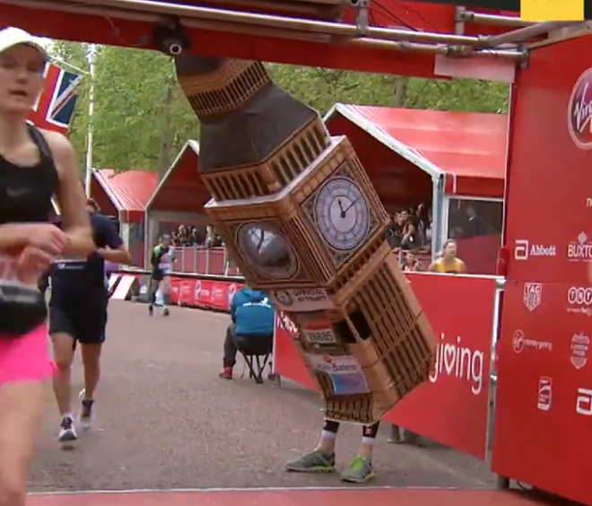 Un corredor disfrazado de Big Ben intenta cruzar la meta de la Maratón de Londres.