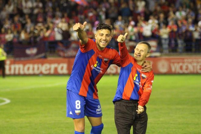 Gio Zarfino y su tío Jose en el estadio Francisco de la Hera (Foto: EUD).