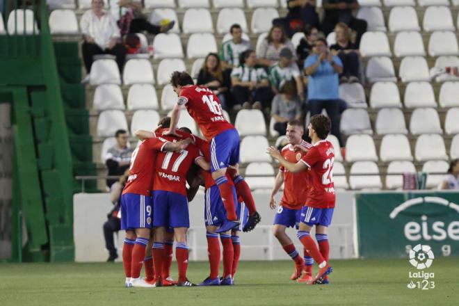 Los jugadores del Real Zaragoza celebran el tercer tanto de Gual ante el Córdoba (Foto: LaLiga).