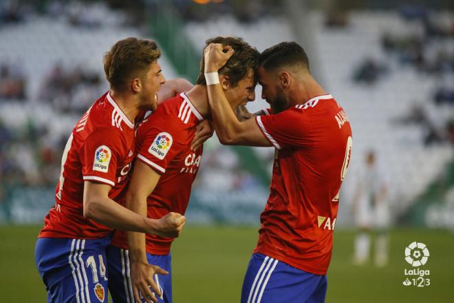 Marc Gual, junto a Álvaro y Guti, celebra uno de sus goles ante el Córdoba (Foto: LaLiga).