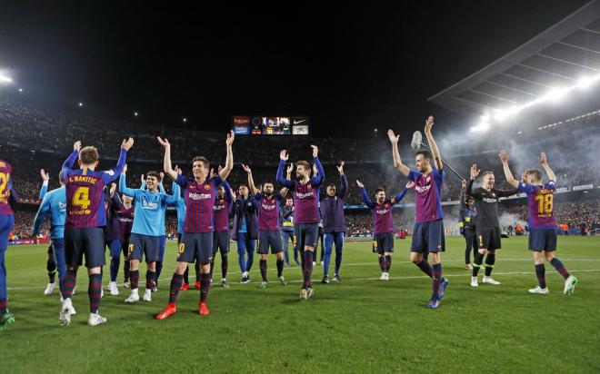 Los jugadores del Barça celebran sobre el césped el título (Foto: FCB).
