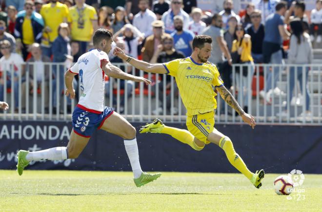 Rennella remata un balón a puerta en el Rayo Majadahonda-Cádiz (Foto: LaLiga).