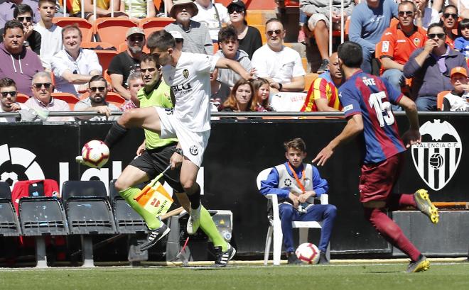 Ferran Torres baja el balón en el Valencia-Éibar. (Foto: David González)