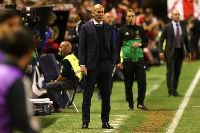 Zidane observa el partido desde el banquillo de Vallecas.