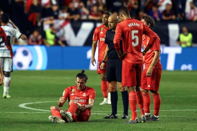 Bale está tendido en el suelo tras recibir una falta.