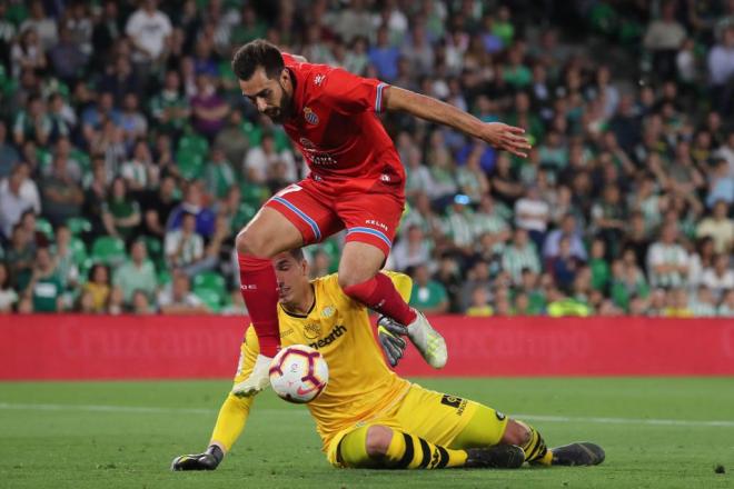 Borja Iglesias supera a Joel Robles en un partido entre el Betis y el Espanyol (Foto: RCDE).