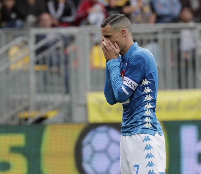 Callejón, relacionado con el Atlético, se lamenta durante el partido del Nápoles ante el Frosinone.