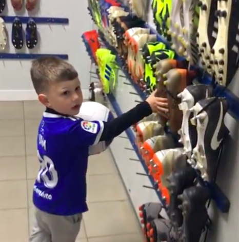 El hijo de Sergio Tejera, rodeado de las botas de los jugadores del Real Oviedo (Foto: @sergiotejera23).