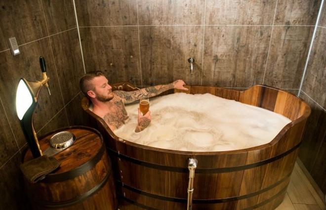 El jugador islandés Aron Gunnarsson, en el spa cervecero que posee en su país.