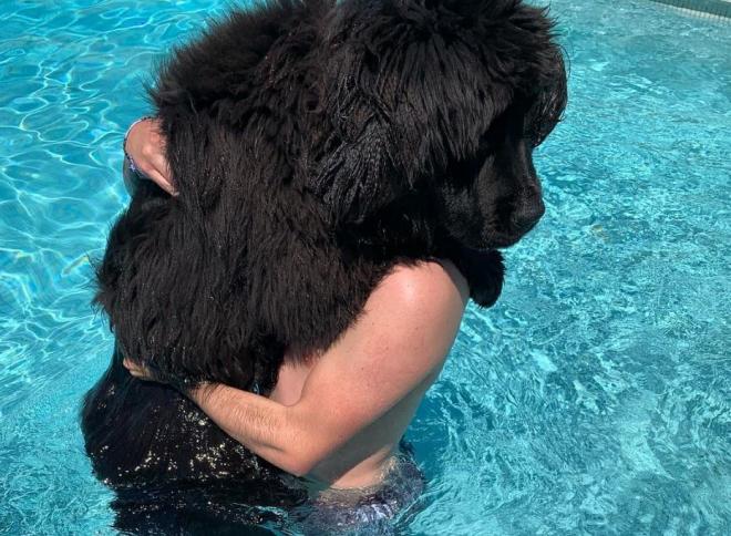 Isco con su perra Terra en la piscina de su casa.