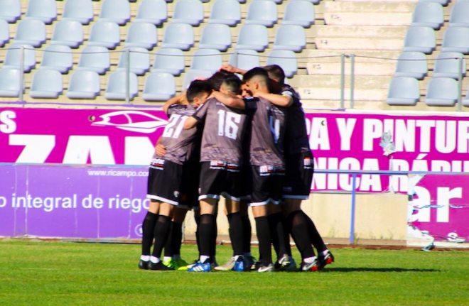 El Antequera celebra uno de sus goles en La Victoria (Foto: @AntequeraCF).