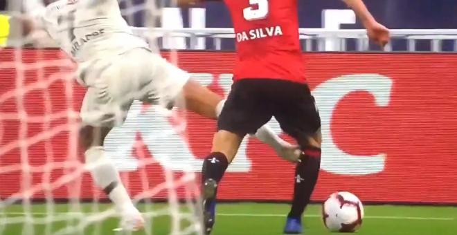 Mbappé fue expulsado por esta patada.