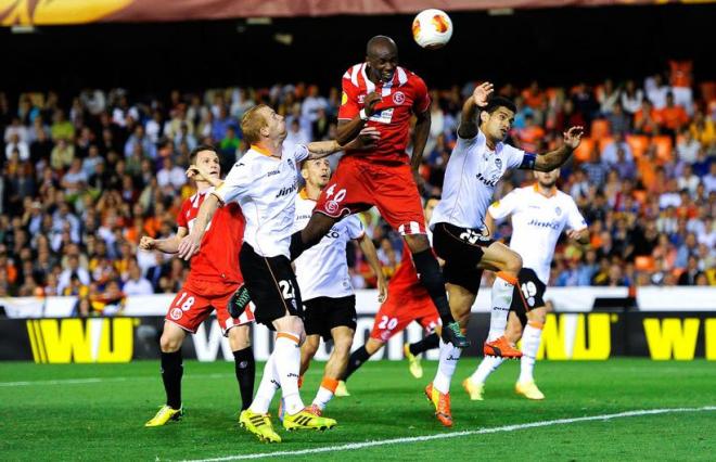M'Bia, de rojo como pide Palop, logra el gol que dio el pase al Sevilla a la final de la Europa League de 2014.