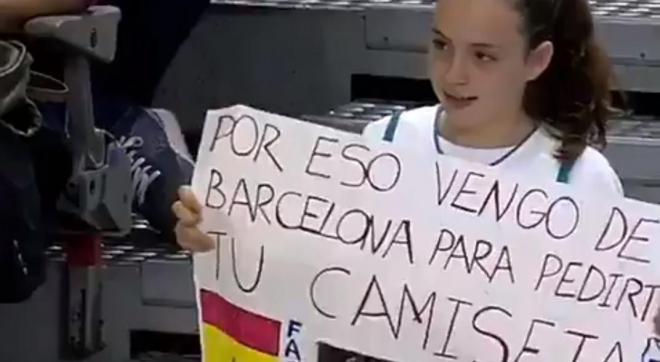 Pancarta de la niña para Facundo Campazzo, jugador del Real Madrid de baloncesto.