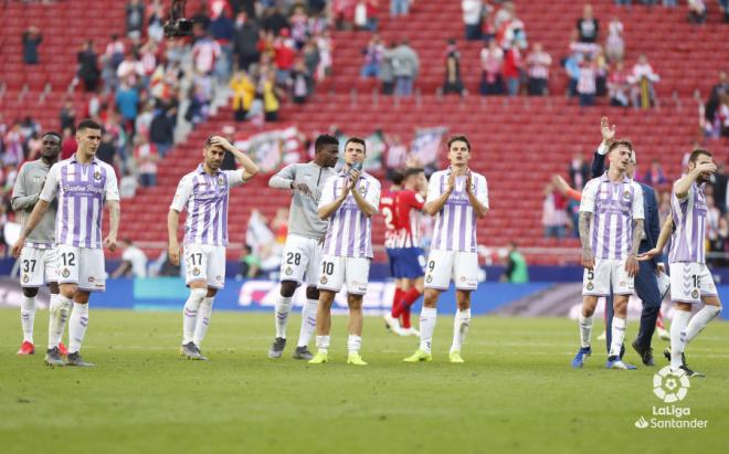 Los jugadores saludan a la afición desplazada al Wanda tras la derrota del Pucela.