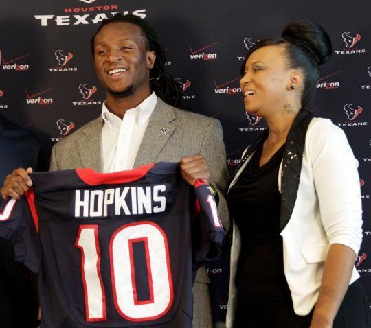 DeAndre Hopkins y su madre Sabrina Greenlee, en la presentación del jugador con los Houston Texans.