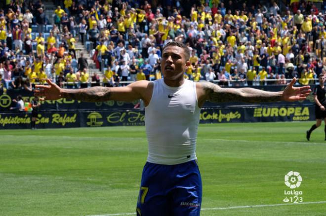 Machís, celebrando un gol con el Cádiz.