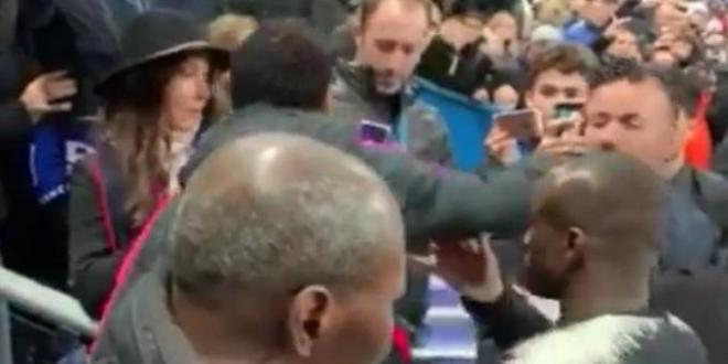 El puñetazo de Neymar a un aficionado en el Stade de France.