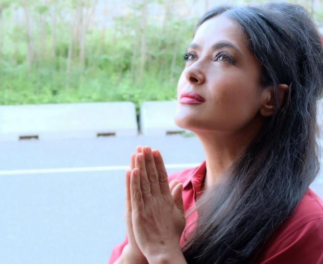 Salma Hayek reza por el triunfo del Rennes en la Copa de Francia.