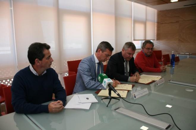 Imagen de la firma del acuerdo (Foto: Cádiz CF).