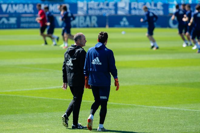 Cristian Álvarez conversa con Víctor Fernández en el entrenamiento del Real Zaragoza (Foto: Daniel Marzo).