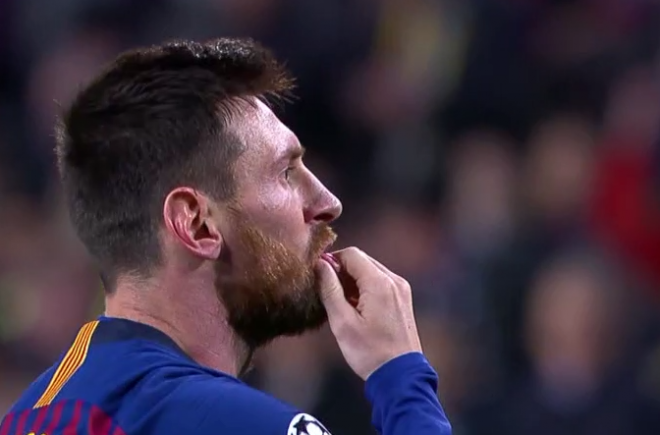 Gesto de Leo Messi tras anotar su primer tanto.
