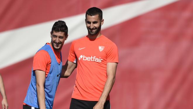 Max Gonalons junto a Sergio Escudero (foto: Sevilla FC).