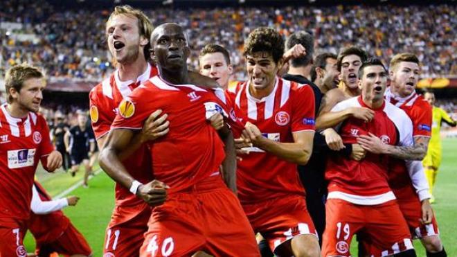 Stephane Mbia, en la celebración del gol en Valencia.