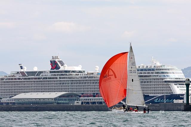 Espectacular imagen del 'Tchin Tchin' frente a un gran crucero en Getxo (Foto: RCMA-RSC).
