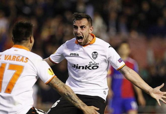 Paco Alcácer celebra uno de los goles en la remontada ante el Basilea (Foto: Valencia CF)