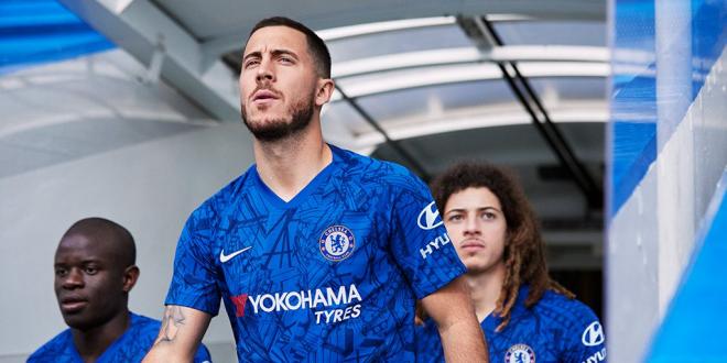 Hazard, con la nueva camiseta del Chelsea para la próxima temporada.