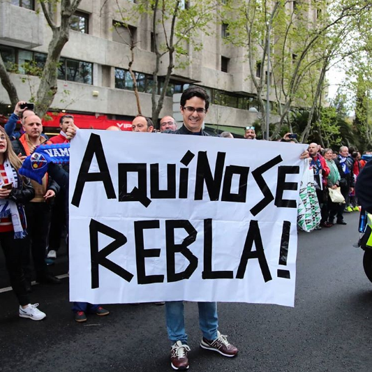 Aficionado del Huesca sosteniendo un cartel con el lema del equipo. (Foto: SD Huesca)