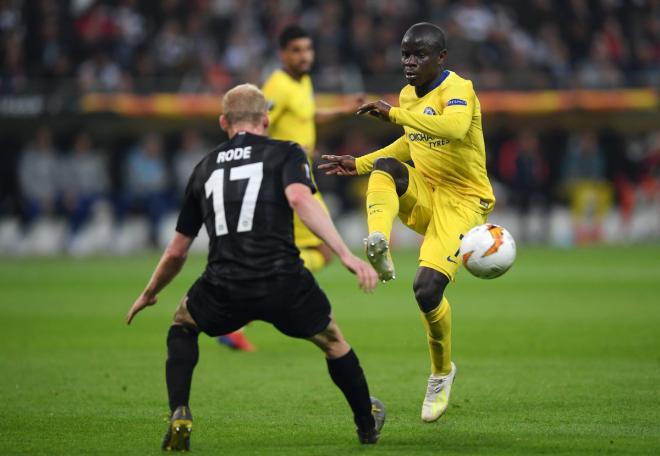 Kanté golpea un balón ante Rode en un partido del Chelsea.