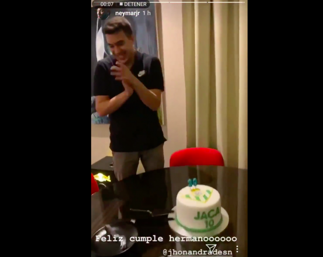 Neymar graba a un amigo con una tarta de cumpleaños del Betis.