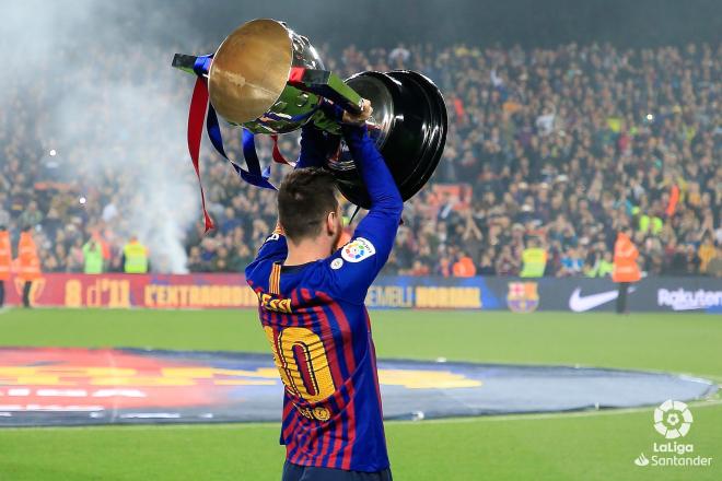 Messi, en representación del Barça, levanta la copa de LaLiga Santander.