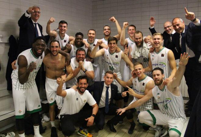 Los jugadores del Betis Energía Plus celebran el triunfo ante el Lleida.