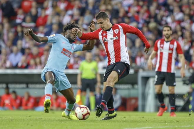 Dani García ante Thomas en el partido frente al Atlético (Foto: EFE).