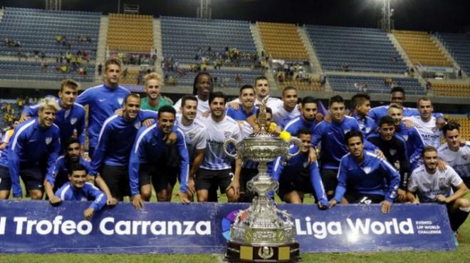 Los jugadores del Málaga posan con el Trofeo Carranza tras ganar la fina len 2016 (Foto. Cádiz CF).