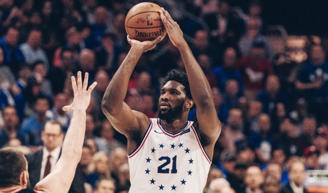 Joel Embiid lanza a canasta frente a los Raptors (Foto: Sixers).