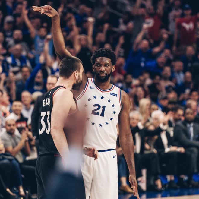 El pívot camerunés Joel Embiid.