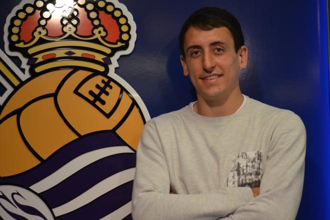 Mikel Oyarzabal posa para ElDesmarque Gipuzkoa junto con el escudo de la Real Sociedad. (Foto: Real Sociedad)