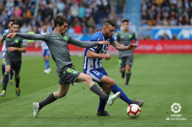 Aritz Elustondo trata de arrebatarle un balón a Borja Bastón la pasada temporada (Foto: LaLiga).