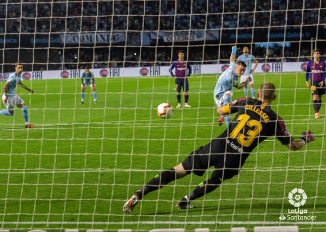 Aspas transforma el penalti ante el Barça para sentenciar la victoria del Celta (Foto: LaLiga).