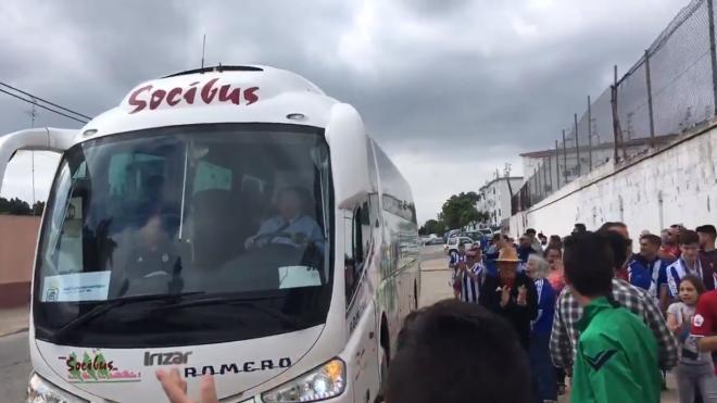 Aficionados del Recre reciben al equipo en Sanlúcar. (Manuel Obel)