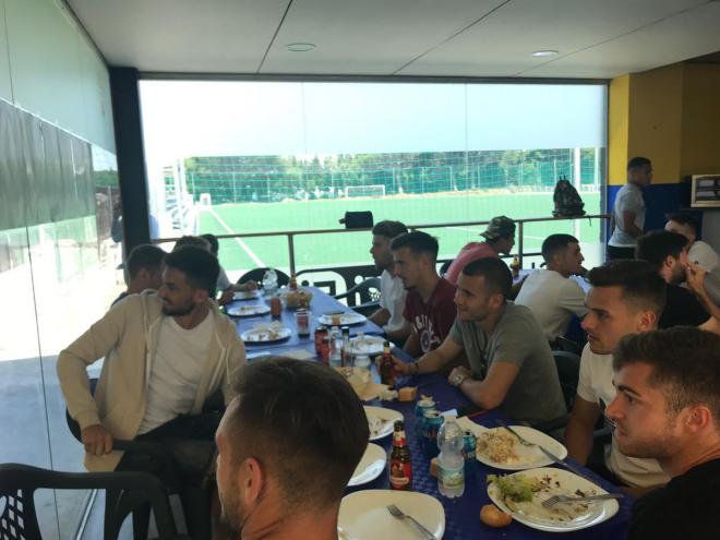 Los jugadores del Cádiz, en la comida.